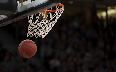 篮球直播画面 - NBA赛场空中扣篮瞬间，灯光聚焦